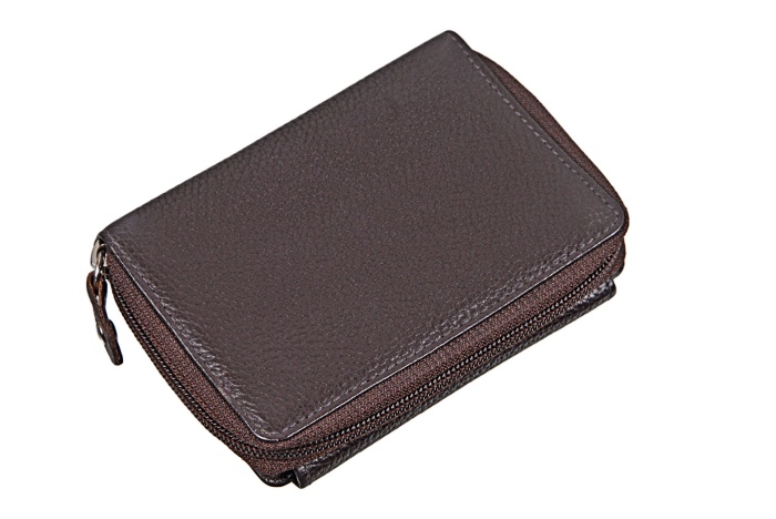 detail kožená peněženka oříšek