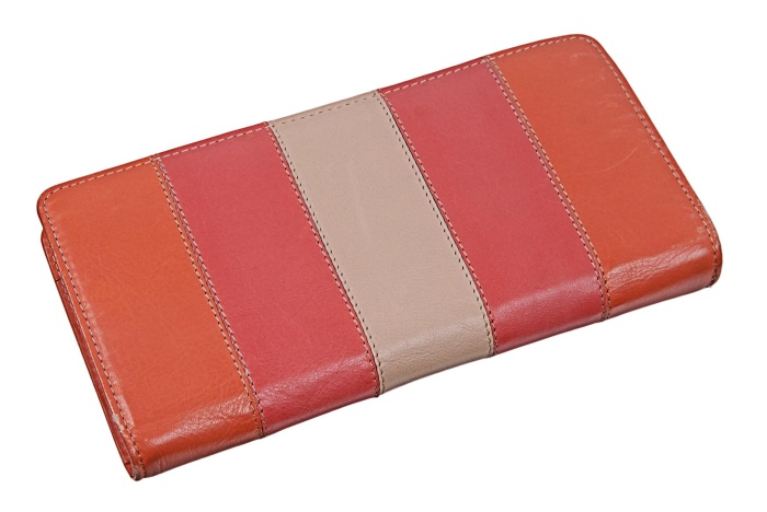 detail kožená dlouhá peněženka