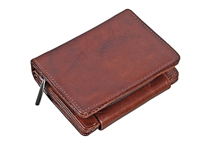 detail kožená peněženka upínka