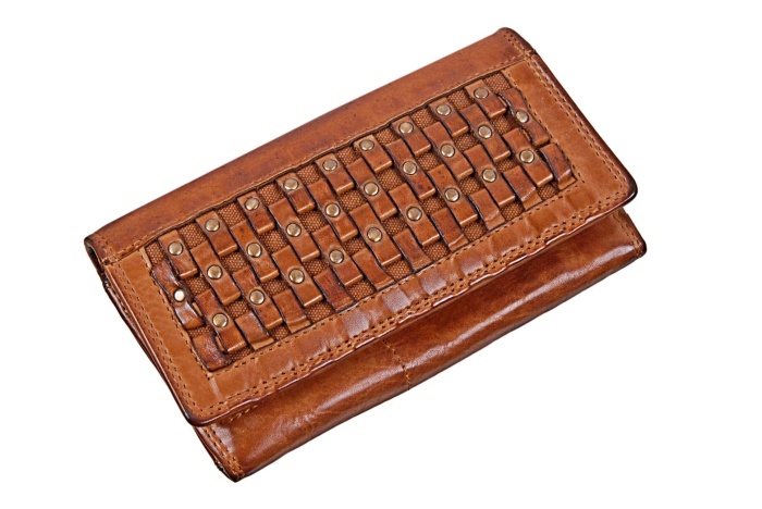 detail Kožená peněženka, kůže + textil, cvočky