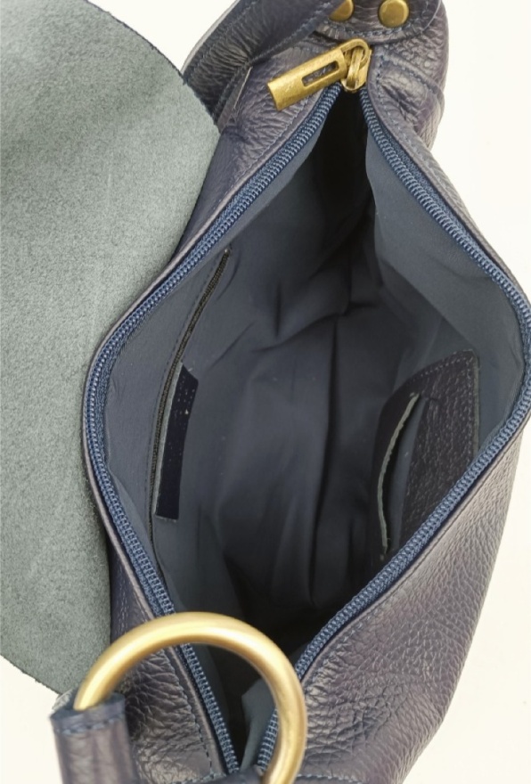 detail kožená kabelka