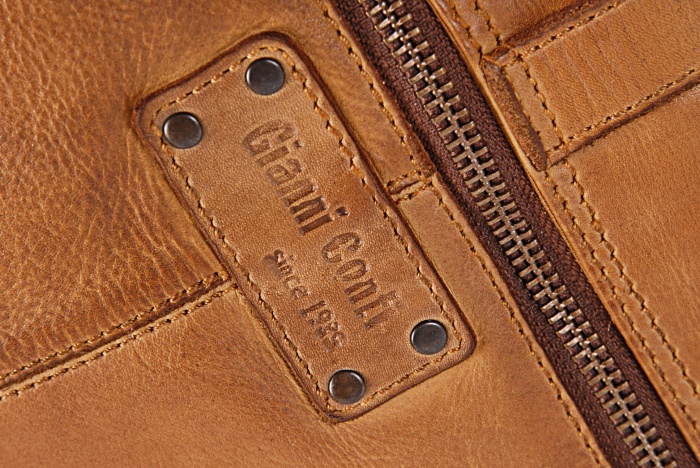 detail Kožená kabelka malá