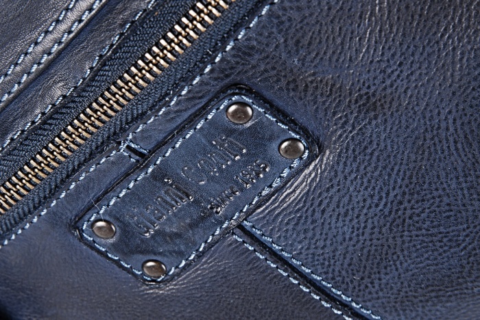 detail Kožená malá kabelka
