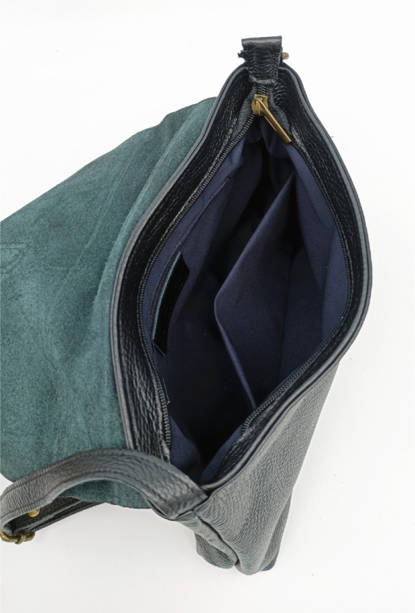 detail Kožená kabelka, klopa, ozdoba