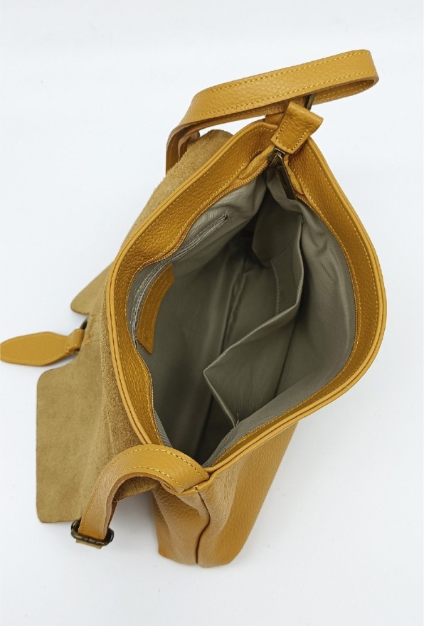 detail Kožená kabelka, klopa, ozdoba
