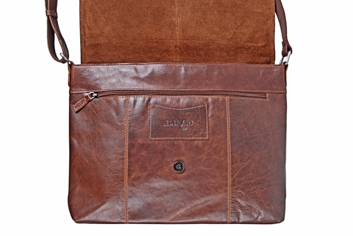 detail kožená taška přes rameno