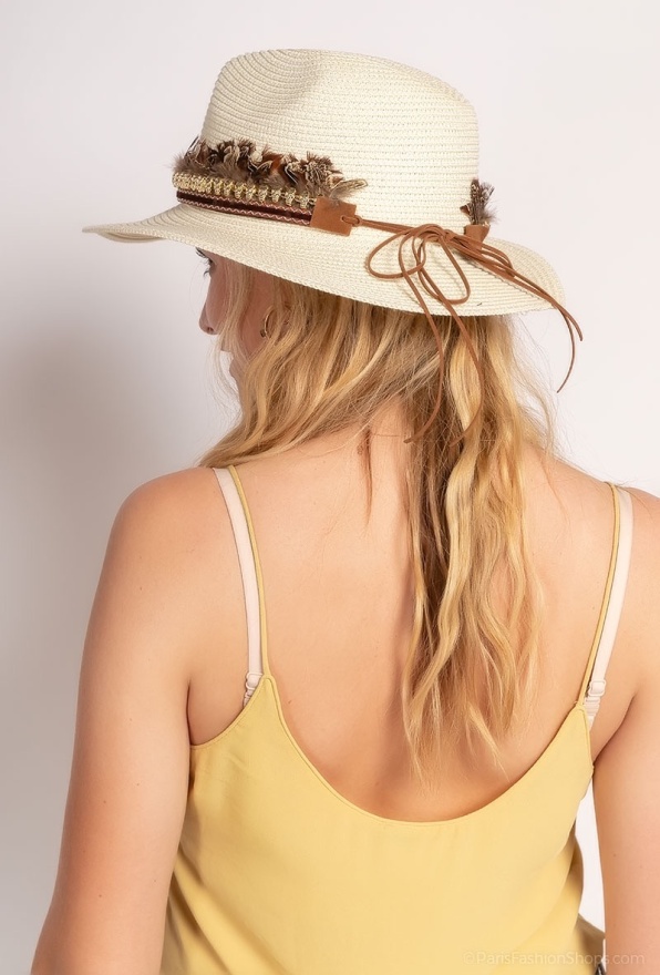 detail letní klobouk s páskem lebky