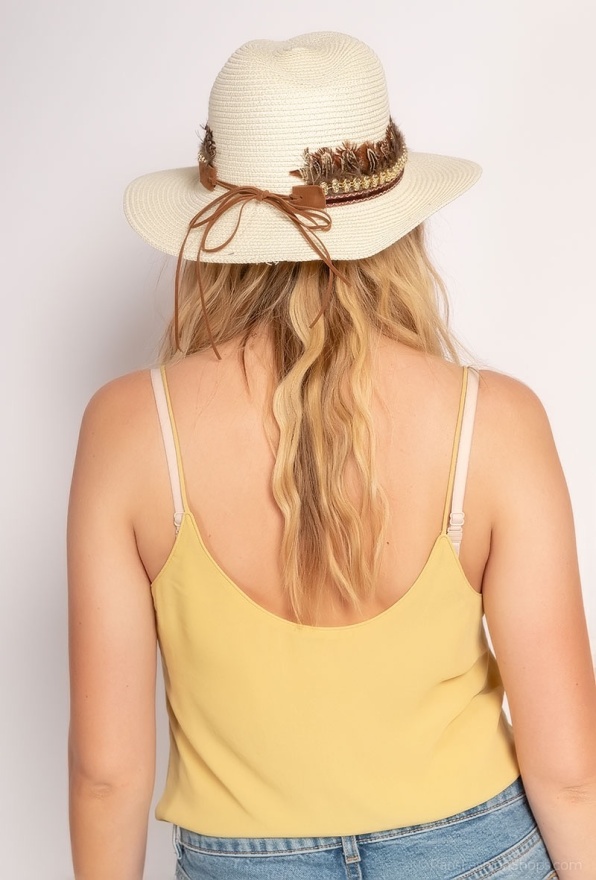 detail letní klobouk s páskem lebky
