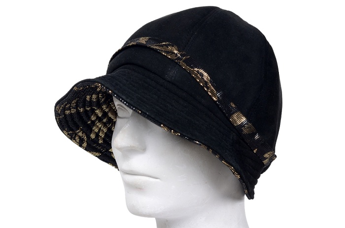 detail kožený klobouček se zlatým vzorem