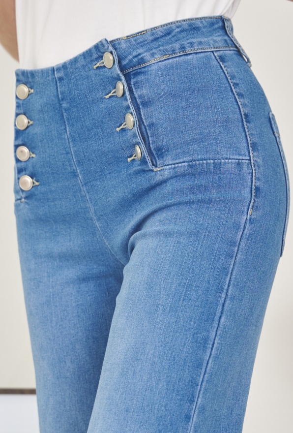detail Dámské džíny široké nohavice
