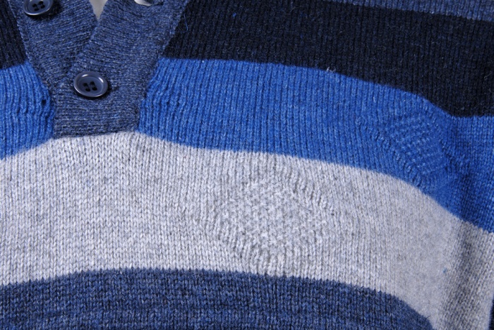 detail Pánský svetr límec-knoflík
