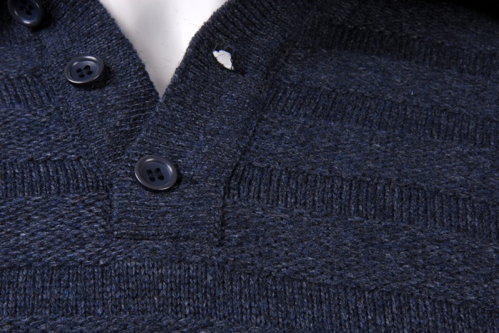 detail Pánský svetr límec-knoflík