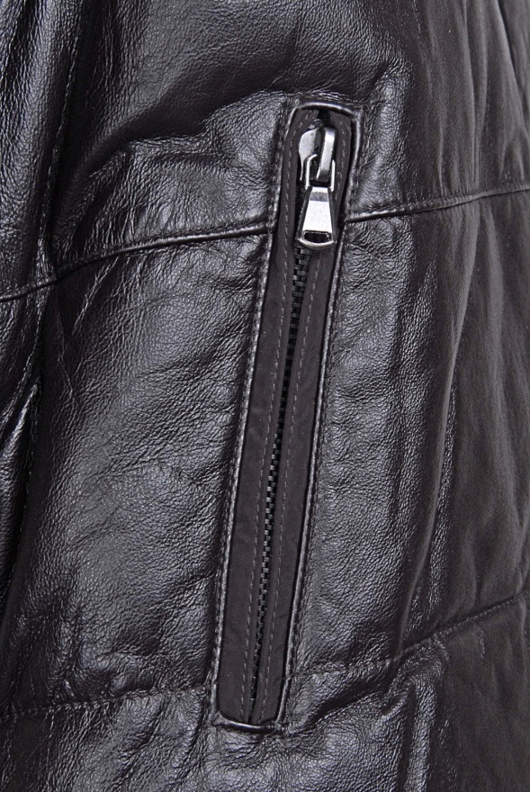 detail kožená bunda s textilními rukávy