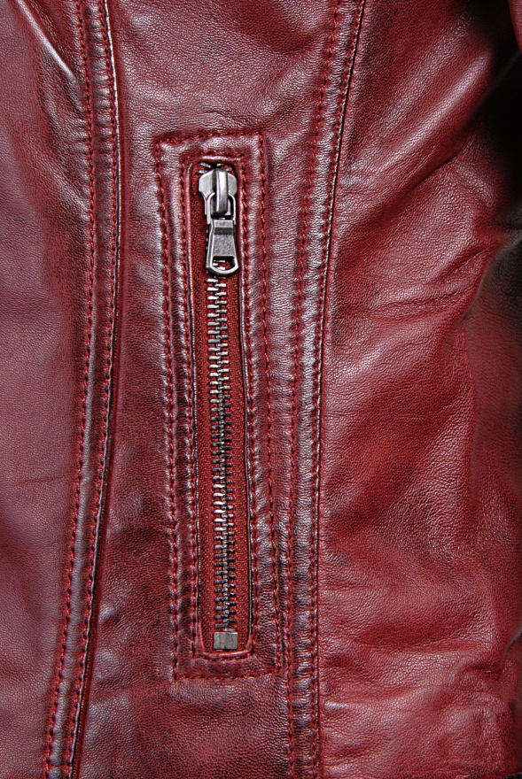 detail kožená bundička