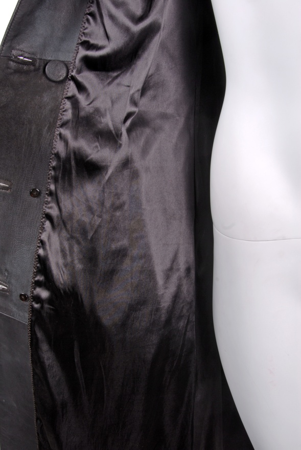 detail kožený dámský plášť