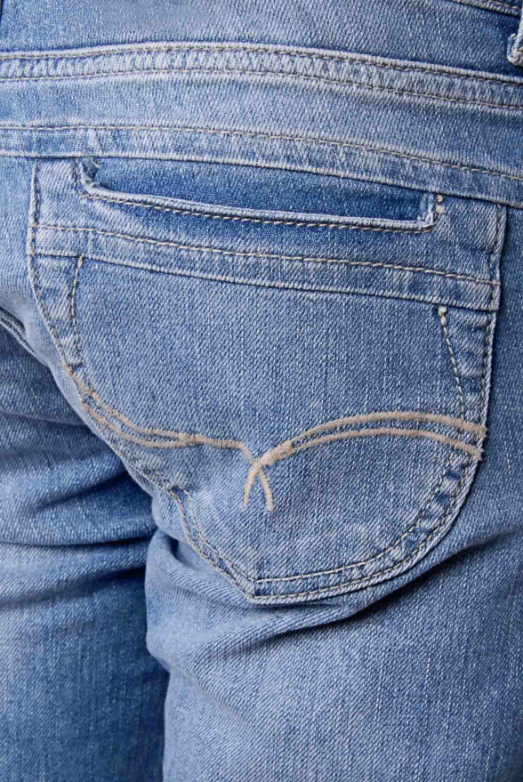 detail Dámské džíny s nízkým sedem