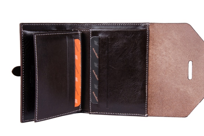 detail kožená peněženka s páskem