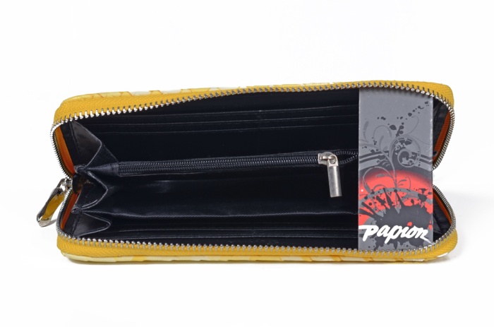 detail koženková peněženka zip
