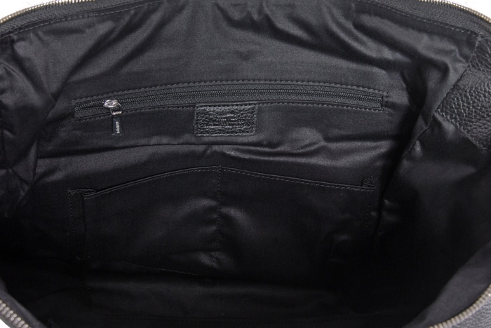 detail kožená velká kabelka