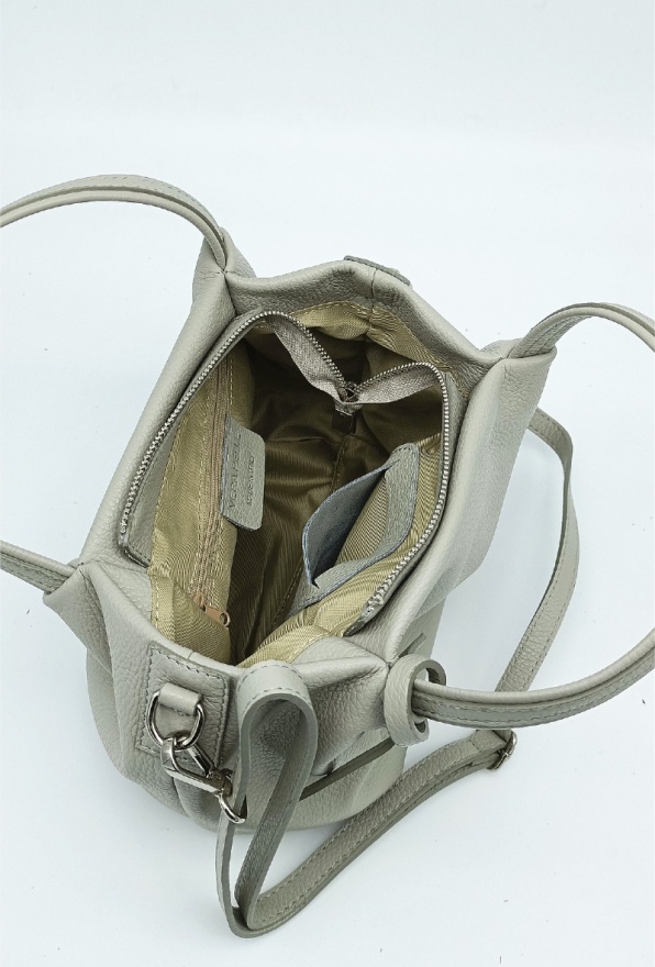 detail kožená kabelka