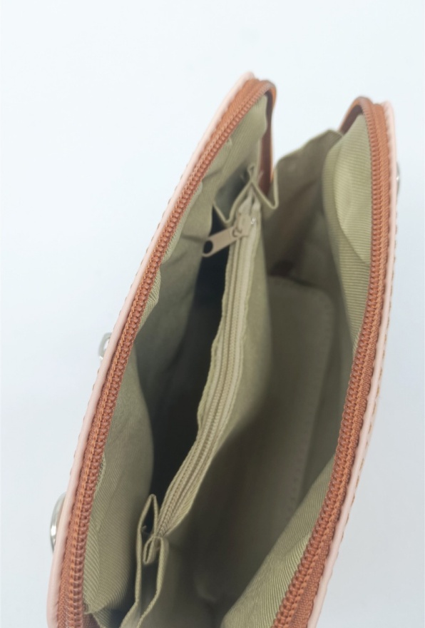detail Kožená mini kabelka