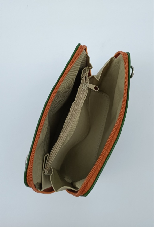 detail Kožená mini kabelka