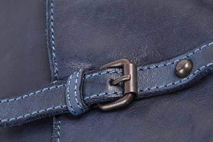 detail Kožená malá kabelka