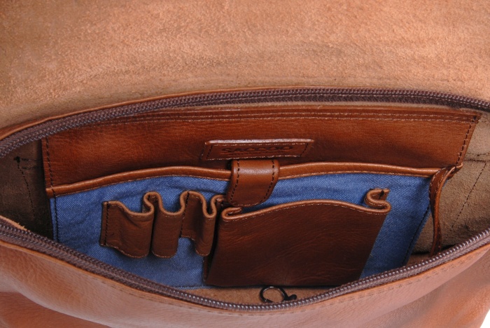 detail kožená kabelka Minas