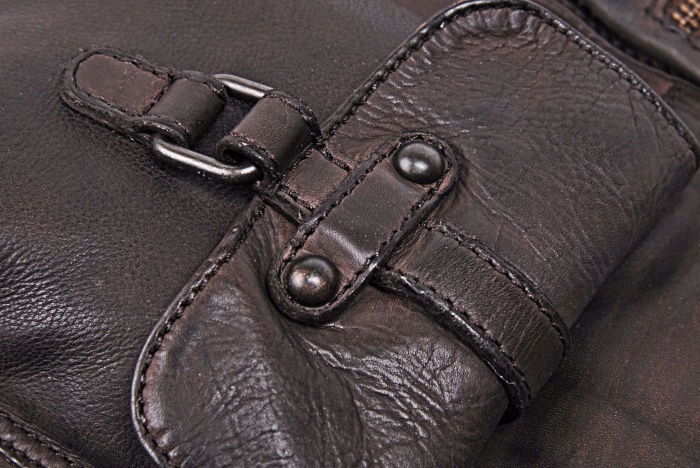 detail Kožená kabelka, kapsy