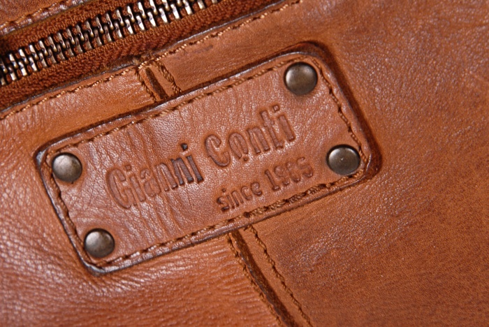 detail Kožená kabelka velká