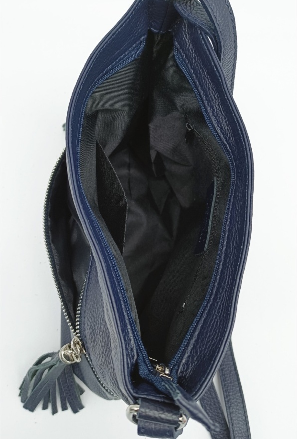 detail Kožená kabelka zipy, třásně