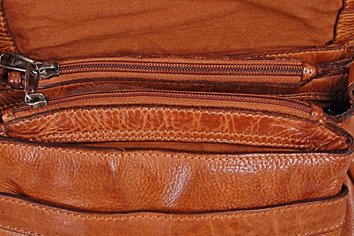 detail Kožená kabelka + textil, cvočky