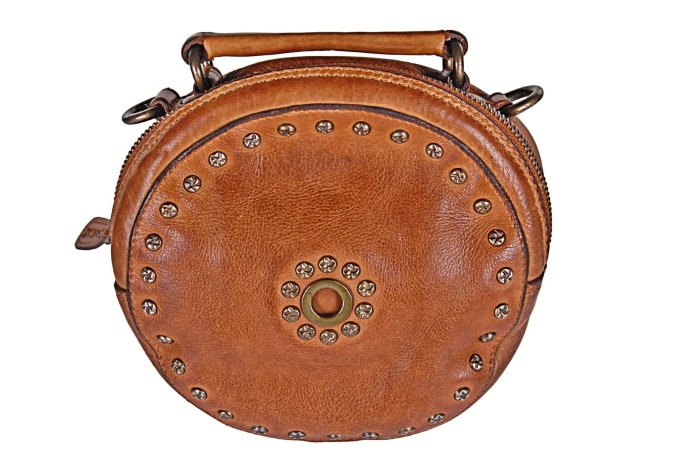 detail Kožená kabelka, ozdobné cvočky