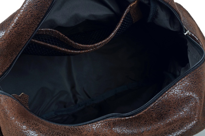 detail kožený batoh