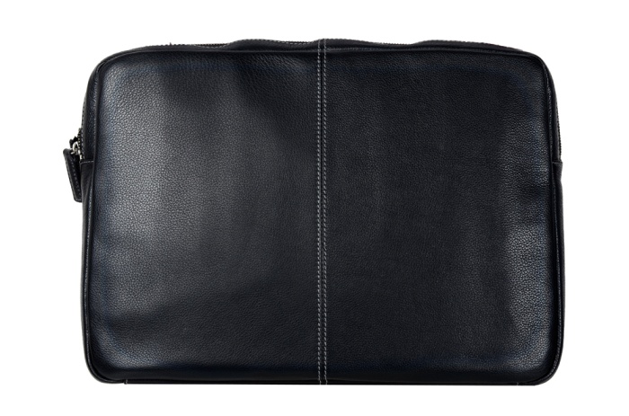 detail kožená taška na laptop