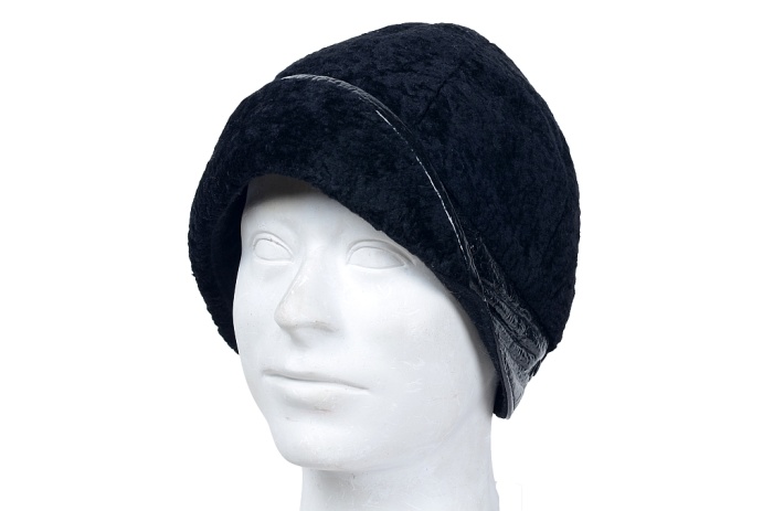 detail kožešinový klobouček Jula,ohrnutý kšilt,aplikace,brož