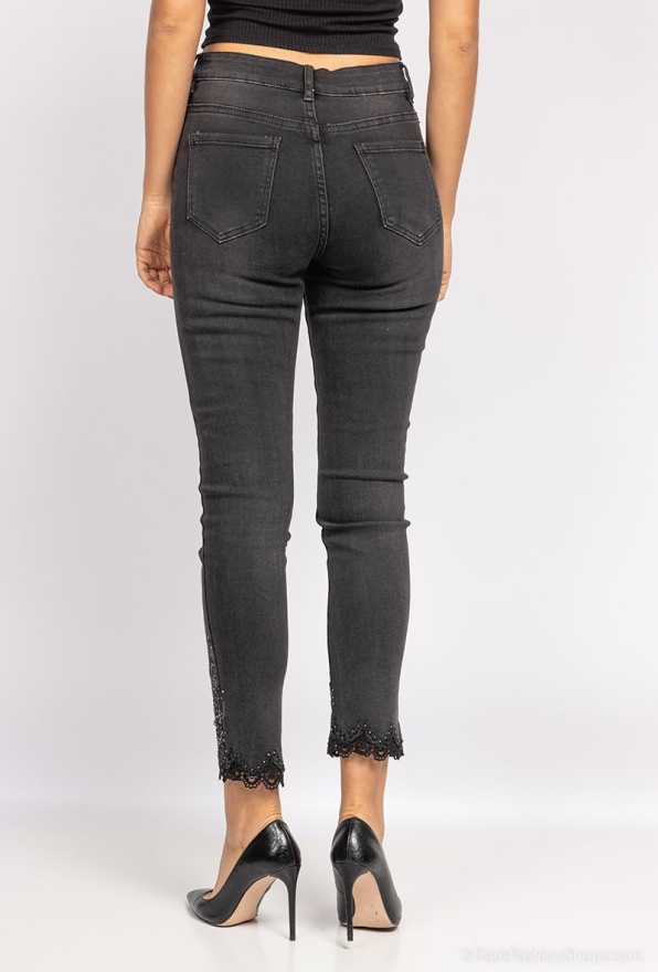 detail Dámské džíny s výšivkou na nohavicích