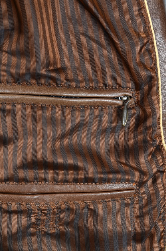 detail kožená pánská vesta