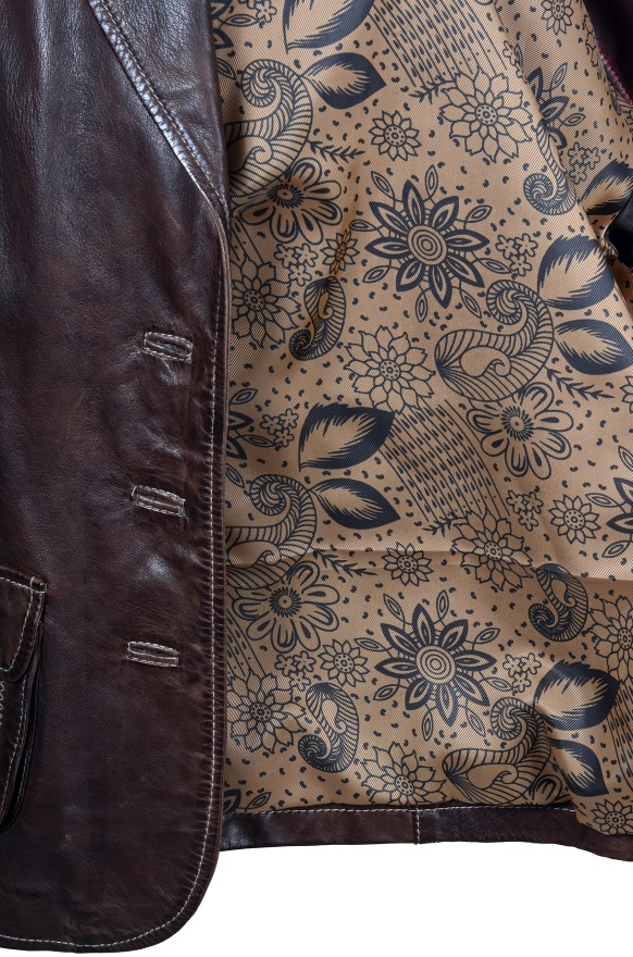 detail kožené dámské sako