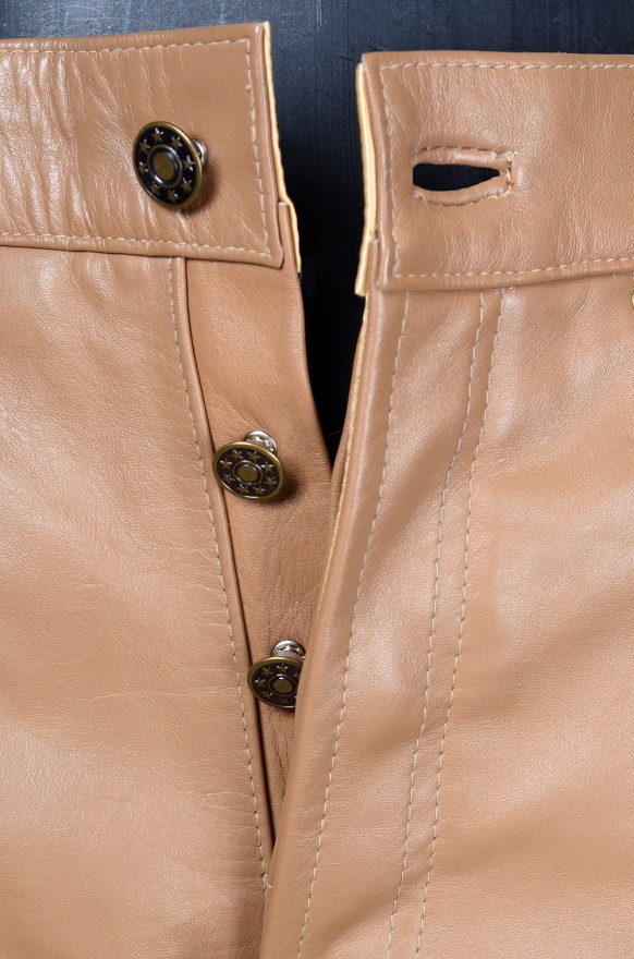 detail kožené kalhoty